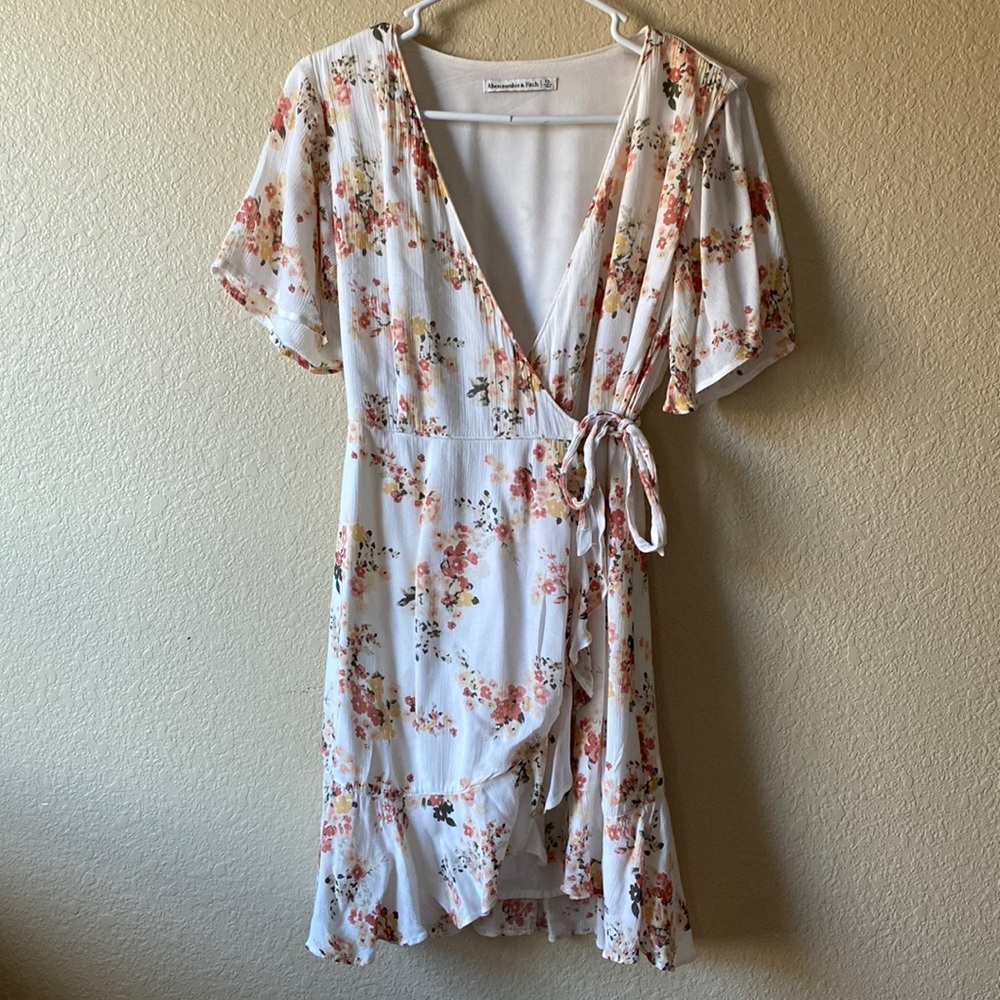 Adorable Abercrombie dress xs. Pair this with sandals or booties